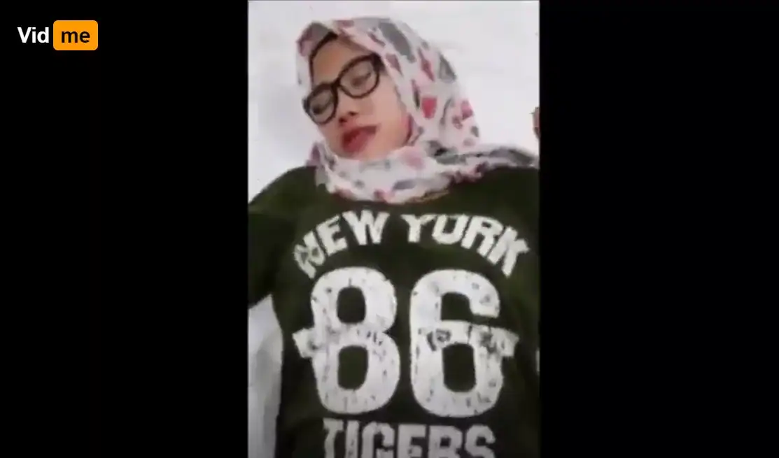 video Hijab Susah Nahan Ingin Klim